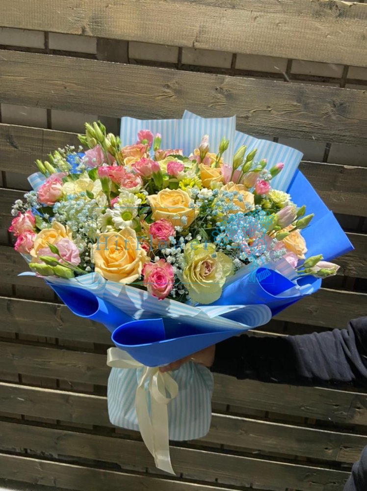 Букет цветов Ягодное пралине Букет цветов из: Розы, Лизиантусы и Хризантемы